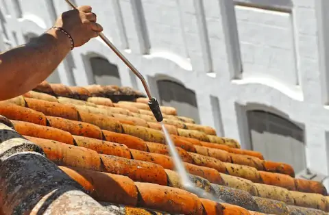 Nettoyage de toitures - Vaux-et-Chantegrue